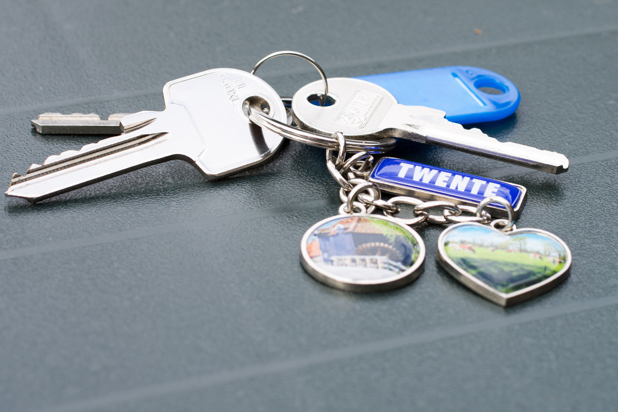 Sleutels van het vakantiehuis met een sleutelhanger van Twente