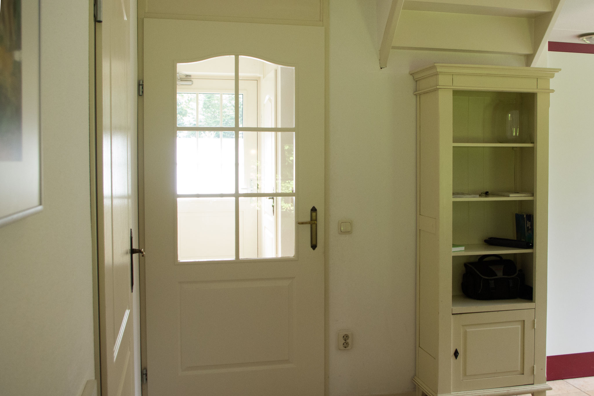 Deel van woonkamer met kast